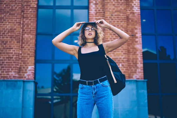 Portrait Longueur Une Étudiante Confiante Dans Des Lunettes Soleil Élégantes — Photo