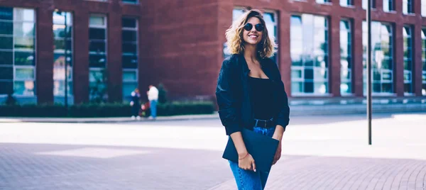 Retrato Metade Comprimento Estudante Feminino Alegre Andando Pelo Campus Universidade — Fotografia de Stock