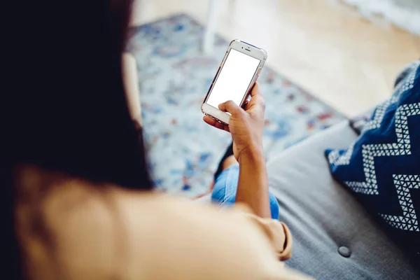 Pemandangan Perempuan Yang Memegang Smartphone Dengan Layar Pura Pura Mengirim — Stok Foto