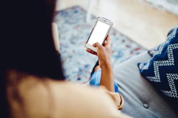 Vista Recortada Mulher Segurando Smartphone Com Tela Simulada Enviando Mensagens — Fotografia de Stock