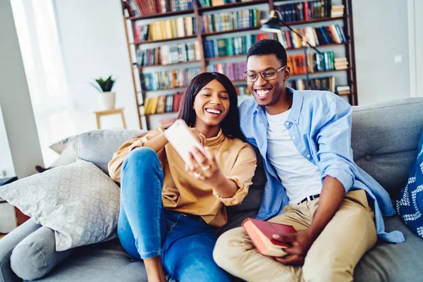 Šťastný Africký Americký Pár Lásce Smích Dělat Legrační Obrázky Smartphone — Stock fotografie