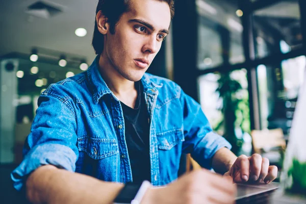 Allvarliga Manliga Proffs Arbetar Distans Med Laptop Koncentrerad Att Skapa — Stockfoto