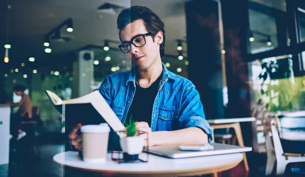 Doordachte Hipster Kerel Optische Bril Lezen Van Kennis Literatuur Coffee — Stockfoto
