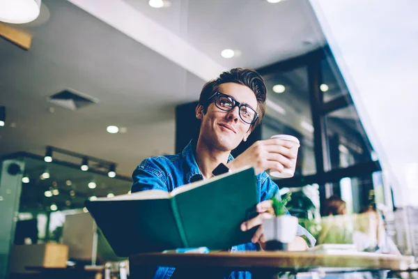 Cara Hipster Feliz Sorrindo Olhando Para Longe Durante Tempo Café — Fotografia de Stock