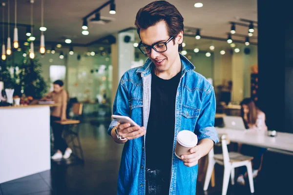 Feliz Blogger Masculino Sonriente Publicando Publicación Medios Con Contenido Texto —  Fotos de Stock