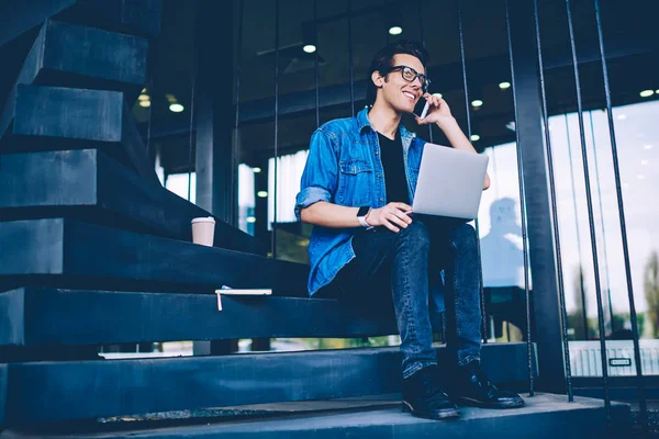 Cara Hipster Feliz Chamando Serviço Cliente Empresa Fornecedora Para Consultoria — Fotografia de Stock