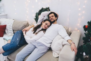 Birbirini seven çift, iç kısımlarda birlikte kanepede yatar, kış tatillerini birlikte geçirirler. Romantik kadın ve erkek aşıklar modern, şenlikli apartmanda dinlenir ve yeni yılı kutlarlar.