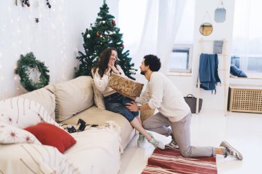 Birbirine aşık romantik bir çift, Noel tatilini birlikte kutluyor. Güzel dekorasyonları olan rahat bir dairede oturuyorlar. Yeni yıl için erkek arkadaşından hediyeler almaktan çok memnun beyaz bir kadın.