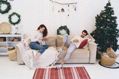 Aşık bir çift, gerçek iletişimi görmezden geliyor. Ev içi tatillerde sosyal ağlarda sohbet etmek için cep telefonu kullanıyor. Mektup ve mesaj gönderen cihazlara bağımlı kadın ve erkek.