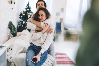 Birbirine aşık genç bir çift Noel 'i kutlamak için apartmanda oturuyor. Güzel hippi kız, sevgilisiyle sarılıyor ve yeni yılın tadını çıkarıyor.