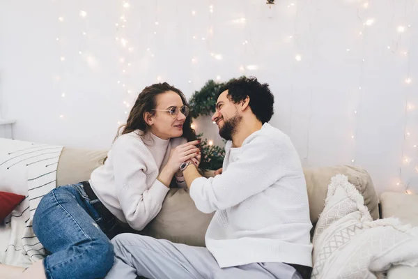 Sonhador Casal Hipster Caucasiano Positivo Desfrutando Férias Inverno Juntos Casa — Fotografia de Stock