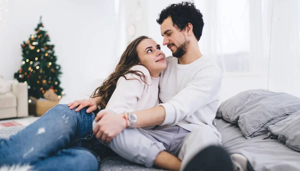 Caucasiano Masculino Abraçando Olhando Para Seu Lindo Amigo Bonito Menina — Fotografia de Stock