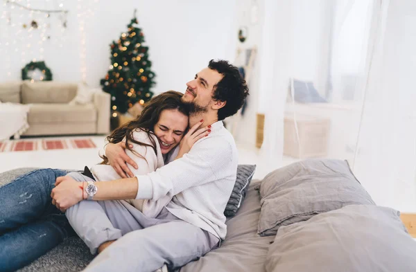 Engraçado Caucasiano Masculino Feminino Amantes Desfrutando Tempo Livre Férias Inverno — Fotografia de Stock