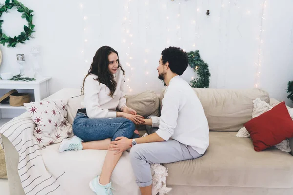 Casal Romântico Apaixonado Sentado Sofá Acolhedor Interior Decorado Festivo Apartamento — Fotografia de Stock