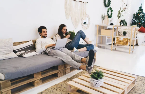 Mujer Caucásica Pensativa Lectura Libro Descansando Vacaciones Invierno Con Marido —  Fotos de Stock