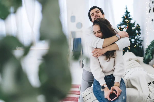 Positivo Caucasiano Masculino Abraçando Sua Namorada Ternamente Apreciando Celebração Véspera — Fotografia de Stock