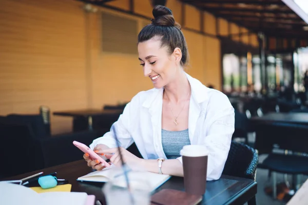 Gelukkig Vrouw Casual Outfit Glimlachen Sms Mobiele Telefoon Terwijl Het — Stockfoto