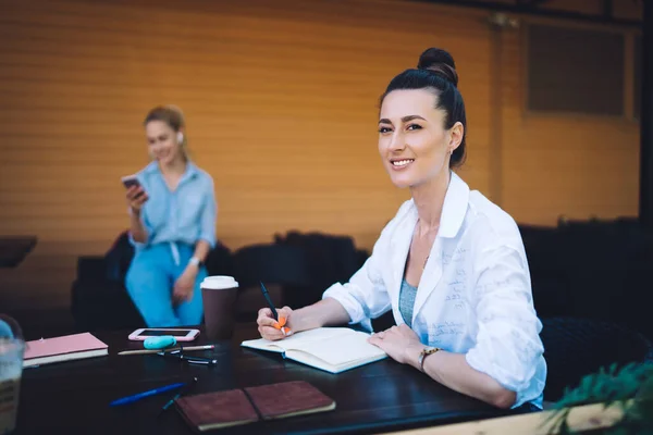 Mujer Morena Sonriente Ropa Casual Pensando Escribiendo Pensamientos Cuaderno Mientras —  Fotos de Stock