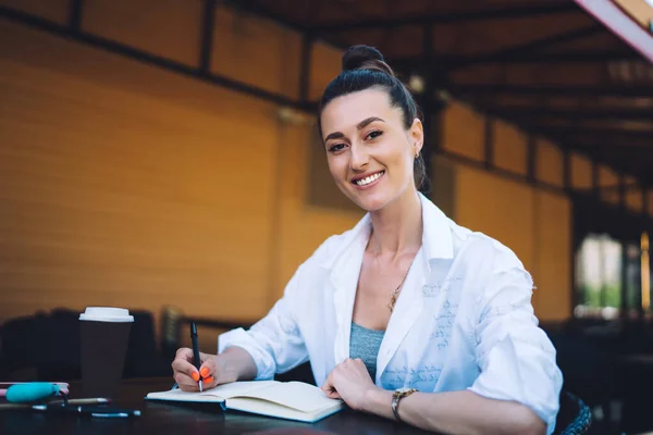 Positieve Vrouw Casual Outfit Glimlachend Aantekeningen Maken Copybook Tijdens Het — Stockfoto