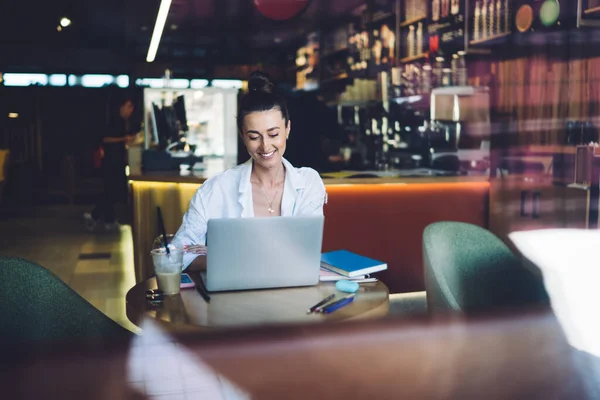 Θετική Γυναίκα Freelancer Surfing Laptop Κατά Διάρκεια Της Ημέρας Εργασίας — Φωτογραφία Αρχείου