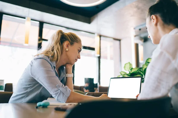 Lage Hoek Van Serieuze Collega Elegante Kleding Zitten Samen Tijdens — Stockfoto