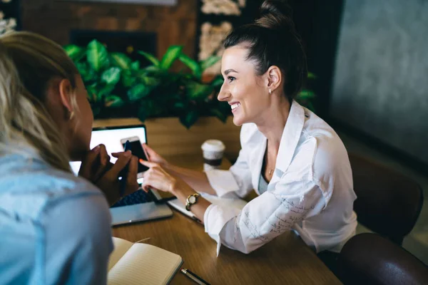 Van Bovenaf Van Lachende Vrouw Zitten Comfortabele Stoel Aan Tafel — Stockfoto