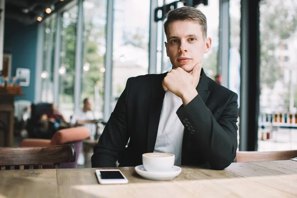 Confiant Jeune Homme Juste Veste Noire Reposant Avec Tasse Boisson — Photo