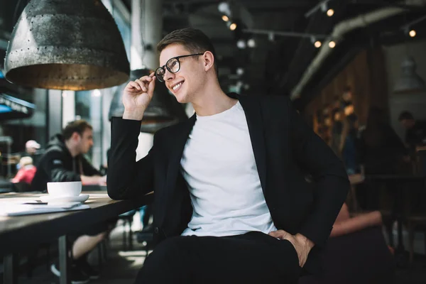 Joyeux Jeune Homme Portant Des Vêtements Formels Touchant Les Lunettes — Photo