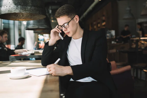 Uomo Intelligente Concentrato Occhiali Che Parla Sul Telefono Cellulare Scrive — Foto Stock