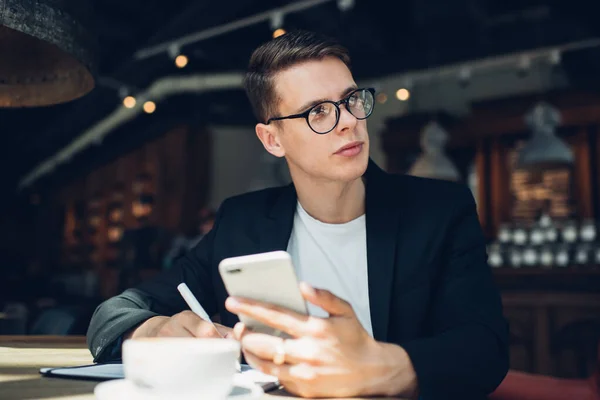 Gestor Restaurante Masculino Atencioso Desgaste Formal Óculos Pegando Celular Escrevendo — Fotografia de Stock