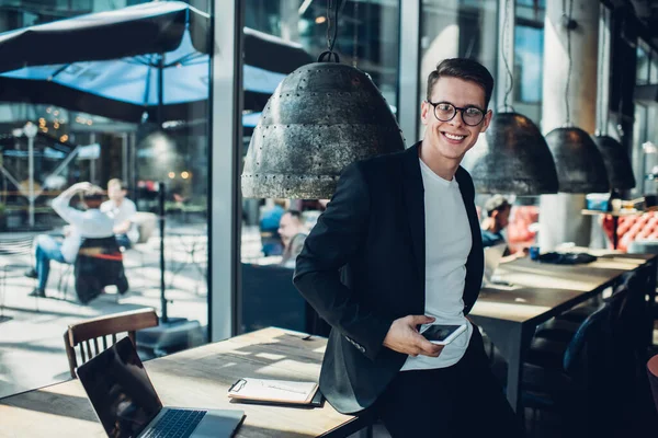 Lächelnder Junger Geschäftsmann Formalem Anzug Und Brille Lehnt Auf Einem — Stockfoto