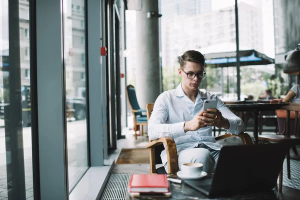 Konzentrierter Junger Mann Mit Brille Und Handy Gemütlichen Café Mit — Stockfoto