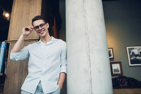 Lächelnder Junger Mann Weißem Hemd Und Brille Der Die Kamera — Stockfoto
