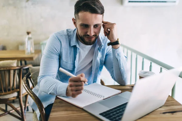 Junger Mann Mit Bart Lässiger Kleidung Macht Sich Mit Laptop — Stockfoto