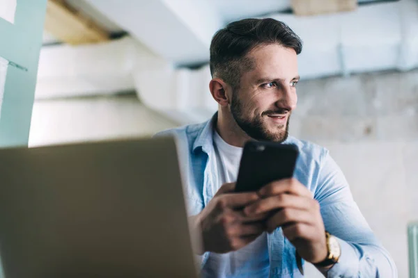 Piacevole Uomo Con Barba Abiti Casual Guardando Altrove Utilizzando Cellulare — Foto Stock