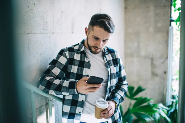 Nachdenklicher Männlicher Unternehmer Trendiger Kleidung Der Einem Modernen Café Mit — Stockfoto