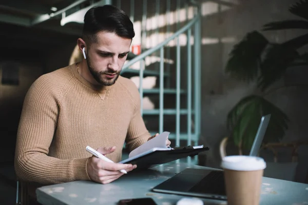 Junger Konzentrierter Mann Mit Stift Der Hand Lässigem Beigem Pullover — Stockfoto