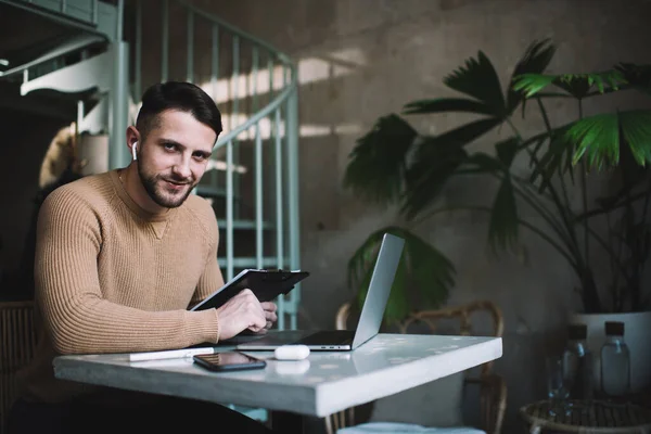 Junger Zufriedener Mann Freizeitkleidung Sitzt Tisch Café Während Mit Laptop — Stockfoto