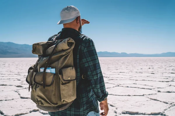 Visão Traseira Turista Masculino Sem Rosto Roupas Casuais Olhando Para — Fotografia de Stock