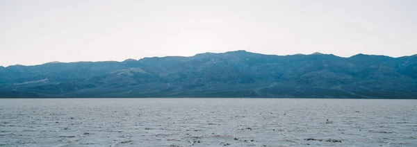 Cenário Surpreendente Superfície Salgada Lago Contra Picos Montanha Tempo Nublado — Fotografia de Stock