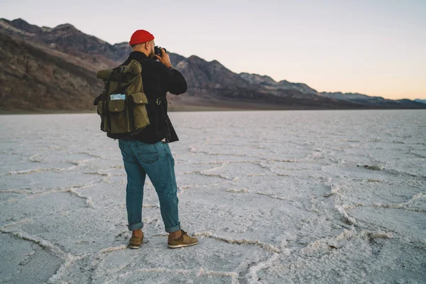 Повернення Непізнаного Чоловіка Рюкзака Який Фотографує Безконечну Пустелю Під Час — стокове фото