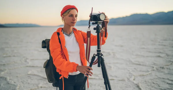 Fokussierte Reisende Orangefarbener Jacke Mit Fotokamera Fotografiert Malerischen Sonnenuntergang Über — Stockfoto