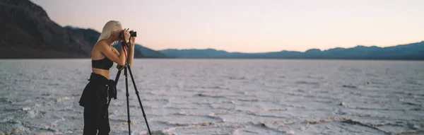 Seitenansicht Von Ganzkörper Unkenntlich Fotografin Sommer Outfit Shooting Malerischen Sonnenuntergang — Stockfoto