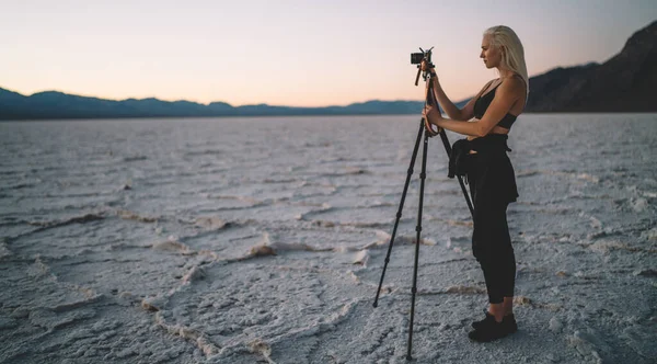 Vue Latérale Photographe Femelle Focalisée Sur Tout Corps Prenant Des — Photo