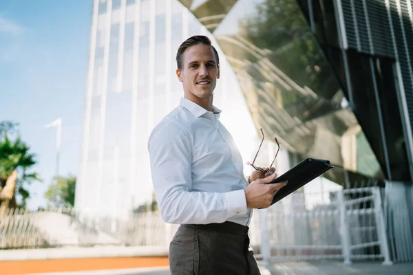 Young Dark Haired Male Manager Formal Wear Tablet Sunglasses Hand — Stock Photo, Image