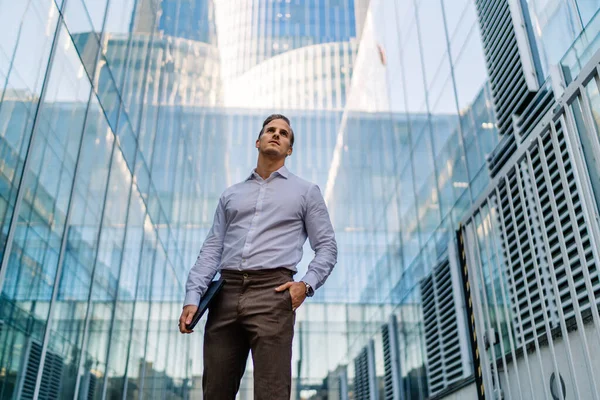 Bajo Ángulo Empresario Masculino Joven Ropa Formal Con Mano Bolsillo — Foto de Stock