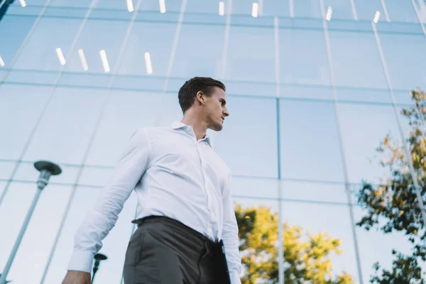 Handsome Confident Man Formal White Shirt Carrying Tablet Looking Away — Stock Photo, Image