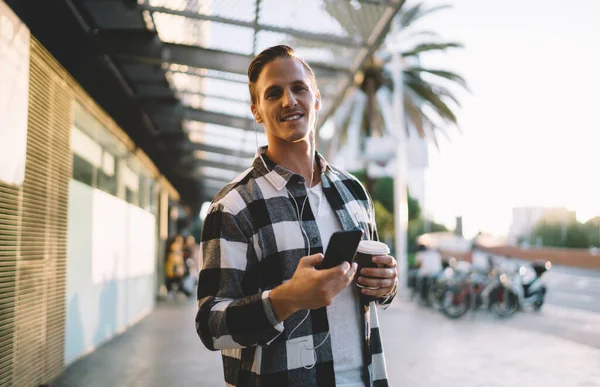 Felice Ragazzo Abiti Casual Auricolari Possesso Smartphone Tazza Caffè Mano — Foto Stock