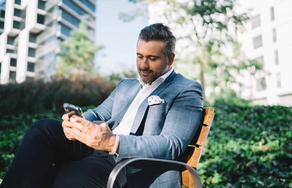 Caucasian Male Entrepreneur Years Old Resting Bench Using Cellphone Gadget — Stock Photo, Image