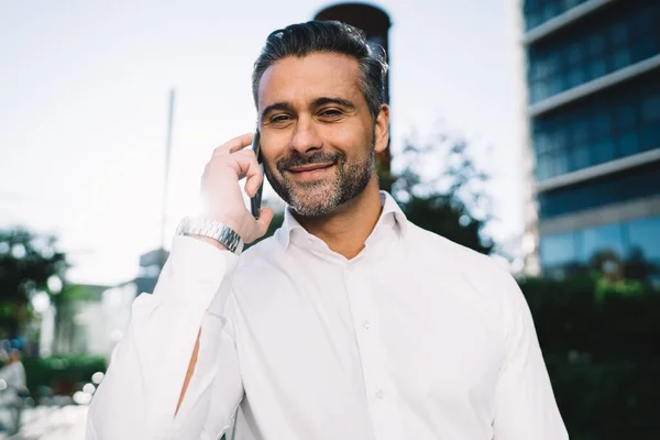 Half Length Male Entrepreneur White Shirt Smiling Urban Setting Calling — Stock Photo, Image